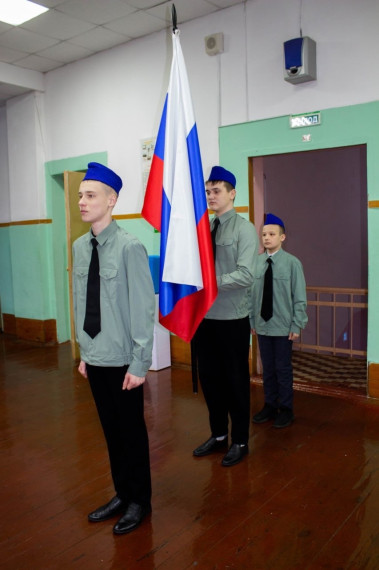 Новая учебная неделя в нашей школе началась с традиционной торжественной линейки, посвященной установлению Государственного флага Российской Федерации..