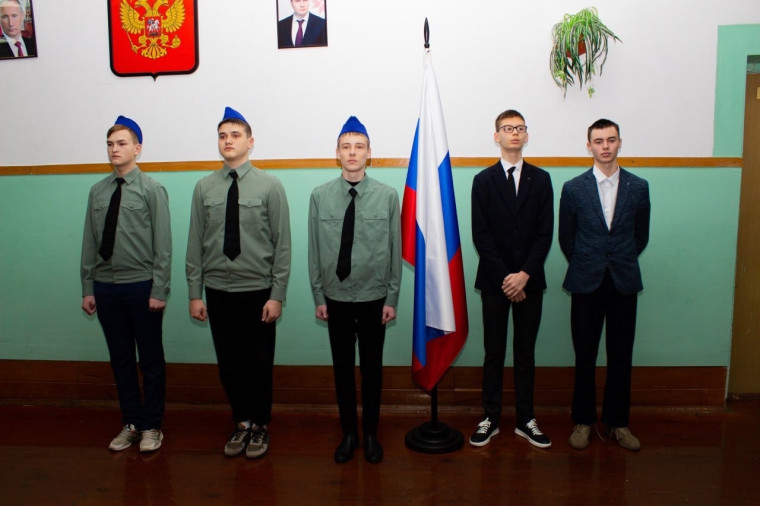 Новая учебная неделя в нашей школе началась с традиционной торжественной линейки, посвященной установлению Государственного флага Российской Федерации..