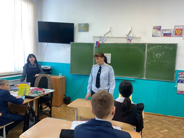 Сегодня в нашей школе состоялась профилактическая беседа обучающихся с инспектором ОПДН, майором полиции Казаковой Татьяной Валерьевной..