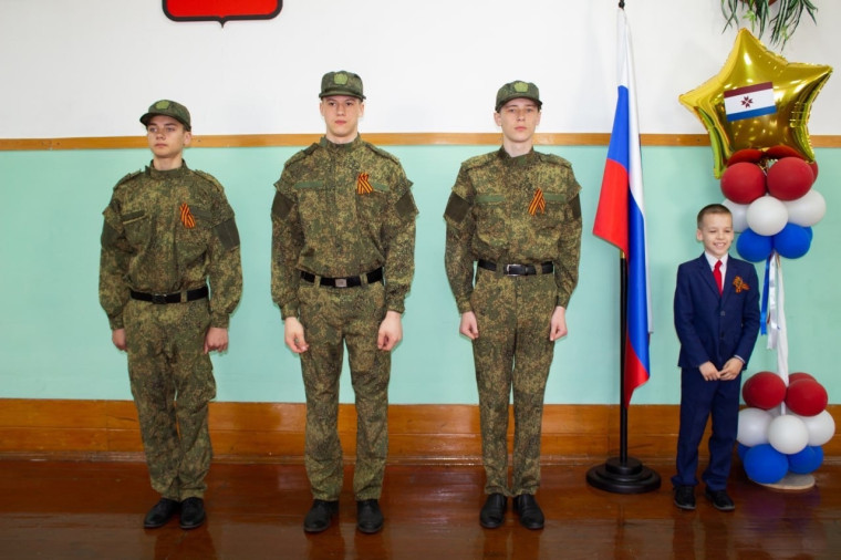 Новая учебная неделя в нашей школе началась с традиционной торжественной линейки, посвященной установлению Государственного флага Российской Федерации..