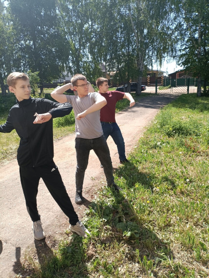 На базе школы прошли пятидневные учебные сборы для учащихся десятого класса..