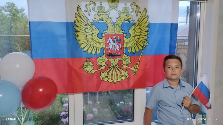 В преддверии Дня России активист Движения Первых - ученик 5А класса Зобков Глеб принимает участие в флешмобе «Флаги России»..