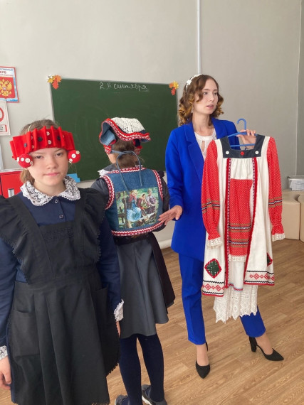 На уроке музыки в 5-9 коррекционных классах проведен мастер-класс по созданию мордовского национального костюма..