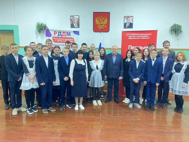 Новая учебная неделя в нашей школе началась с традиционной торжественной линейки, посвященной установлению Государственного флага Российской Федерации..