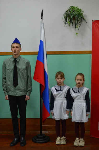 Новая учебная неделя в нашей школе началась с традиционной торжественной линейки, посвященной установлению Государственного флага Российской Федерации..