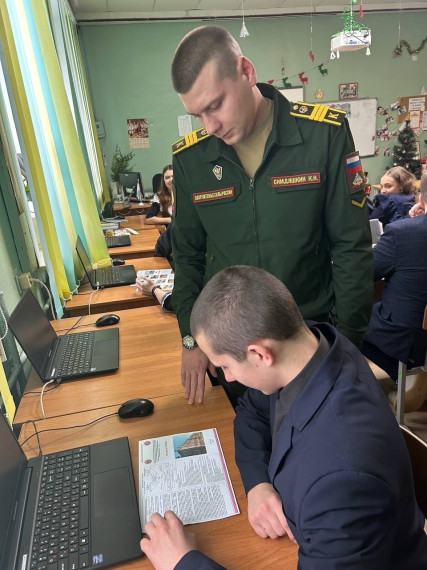 25 декабря в 9 "А" и 9 "Б" классах профориентационную беседу провели представители Военной академии материально-технического обеспечения имени генерала армии А.В.Хрулёва..