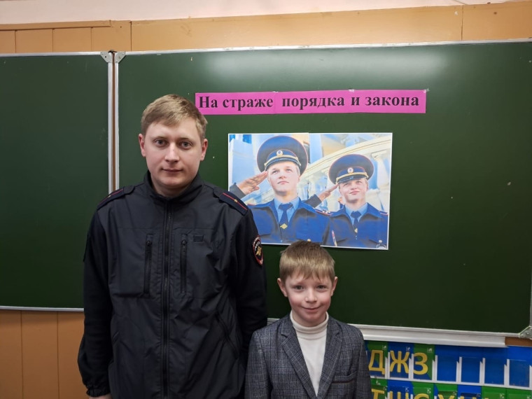 В преддверии Дня защитника Отечества учащихся 3 Б класса посетил Королев Владислав Сергеевич, участковый,уполномоченный полиции..