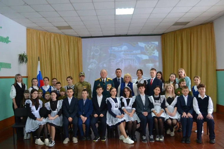 Сегодня в школе №9 прошел урок мужества «Есть такая профессия – Родину защищать»..