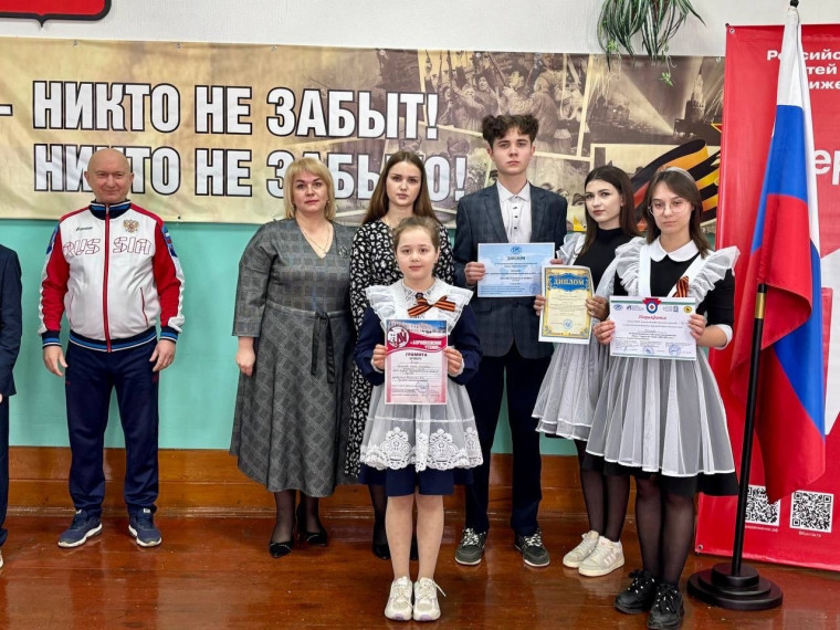 Новая учебная неделя в нашей школе началась с традиционной торжественной линейки, посвященной установлению Государственного флага Российской Федерации..